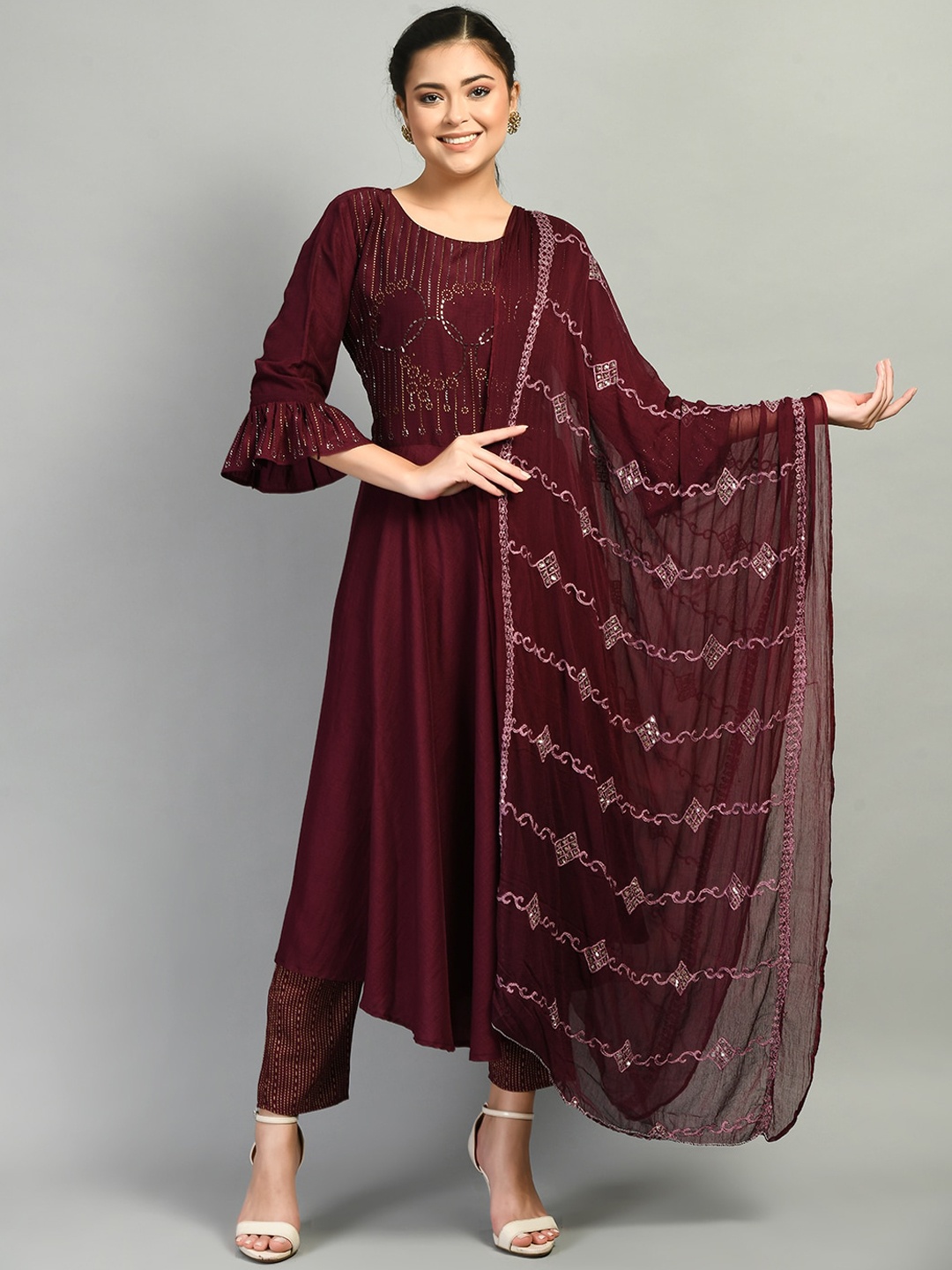 DesiNoor com Women Purple Embroidered Beads and Stones Kurta with Trouser & With Dupatta
DesiNoor com Women Purple Embroidered Beads and Stones Kurta with Trouser & With Dupatta