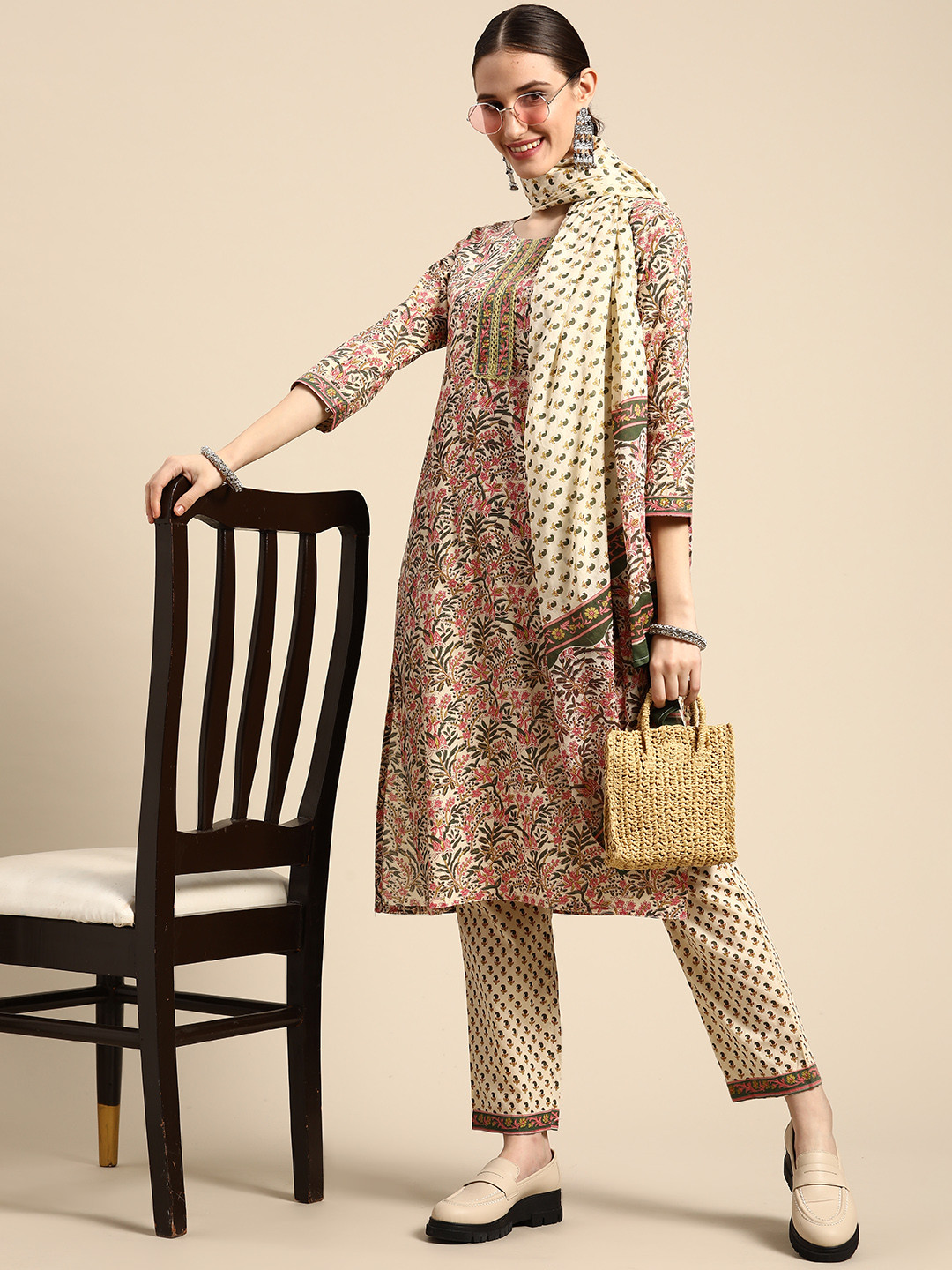 Sangria Women Floral Printed Pure Cotton Kurta with Trousers & Dupatta, Beige
Sangria Women Floral Printed Pure Cotton Kurta with Trousers & Dupatta, Beige