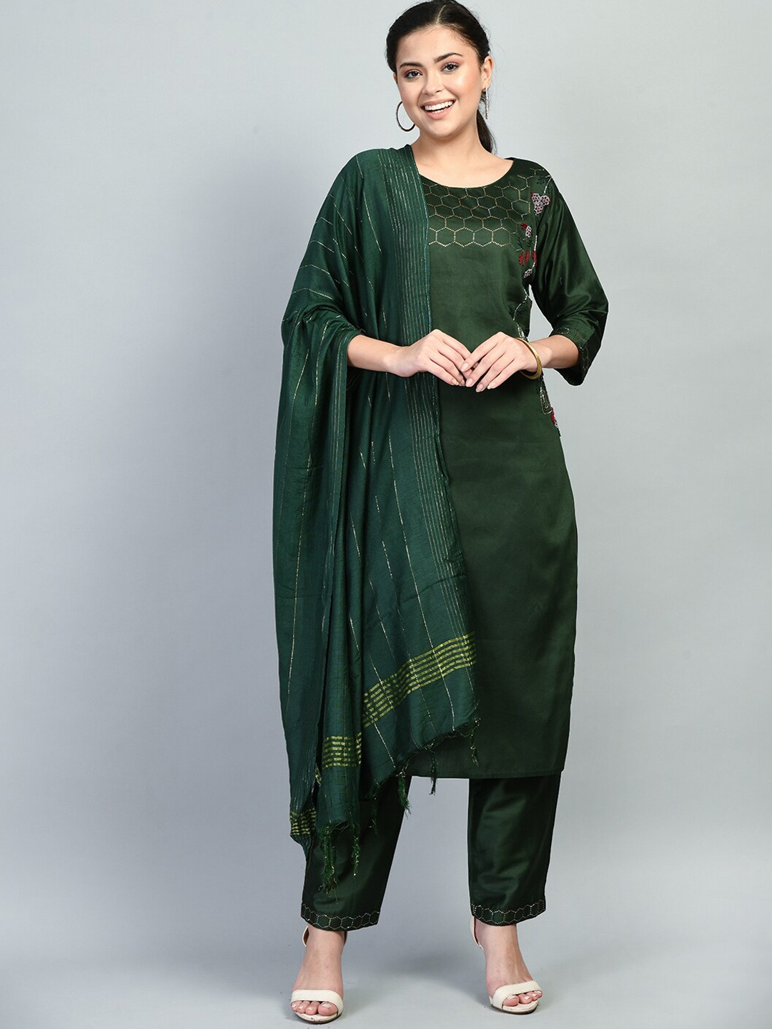 DesiNoor com Women Green Floral Embroidered Beads and Stones Kurta with Trousers & Dupatta
DesiNoor com Women Green Floral Embroidered Beads and Stones Kurta with Trousers & Dupatta