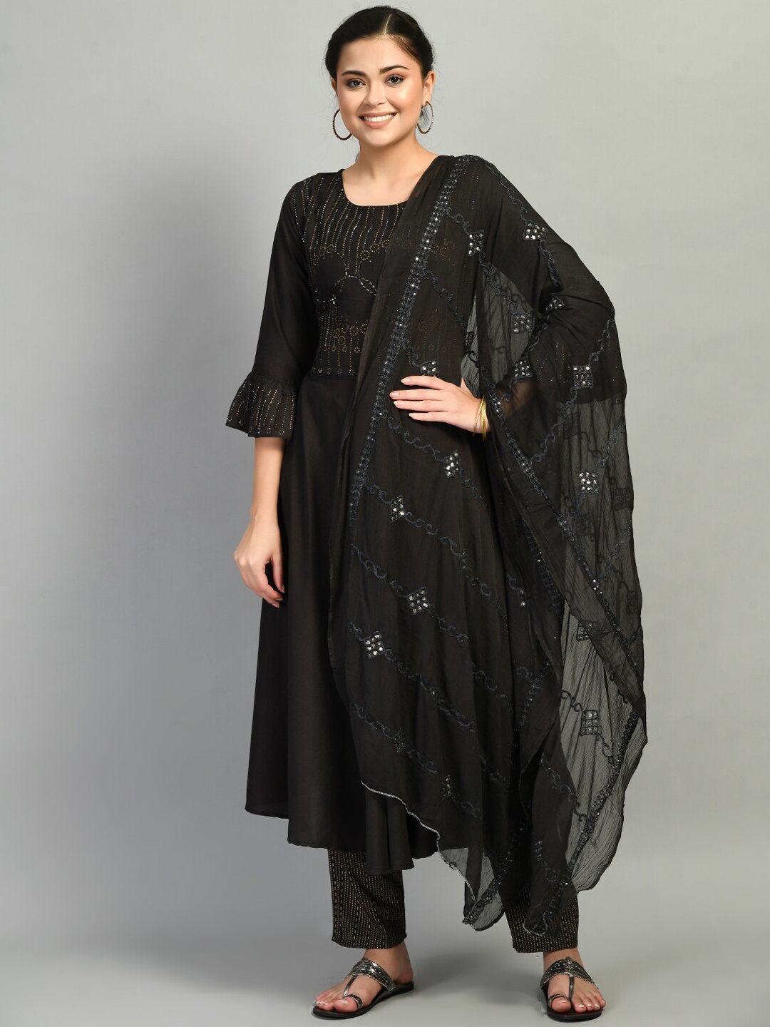DesiNoor com Women Charcoal Embroidered Beads and Stones Kurta with Trousers & Dupatta
DesiNoor com Women Charcoal Embroidered Beads and Stones Kurta with Trousers & Dupatta