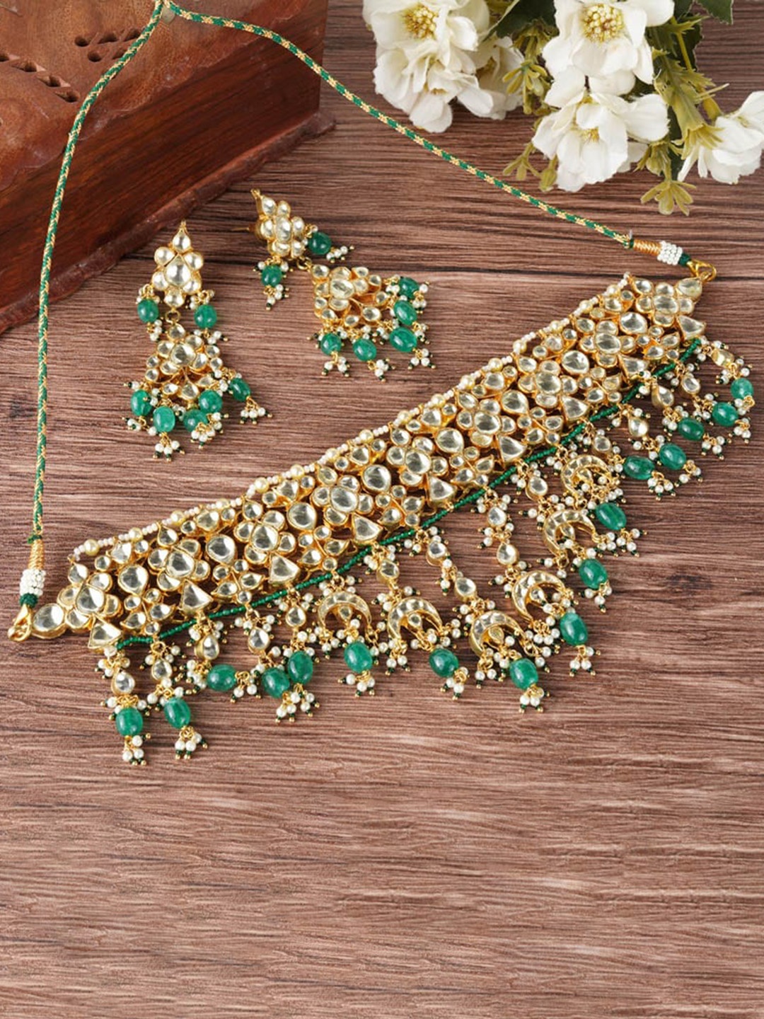 AURAA TRENDS 22 KT Gold-Plated White & Green Kundan-Studded & Pearl Beaded Jewellery Set
AURAA TRENDS 22 KT Gold-Plated White & Green Kundan-Studded & Pearl Beaded Jewellery Set