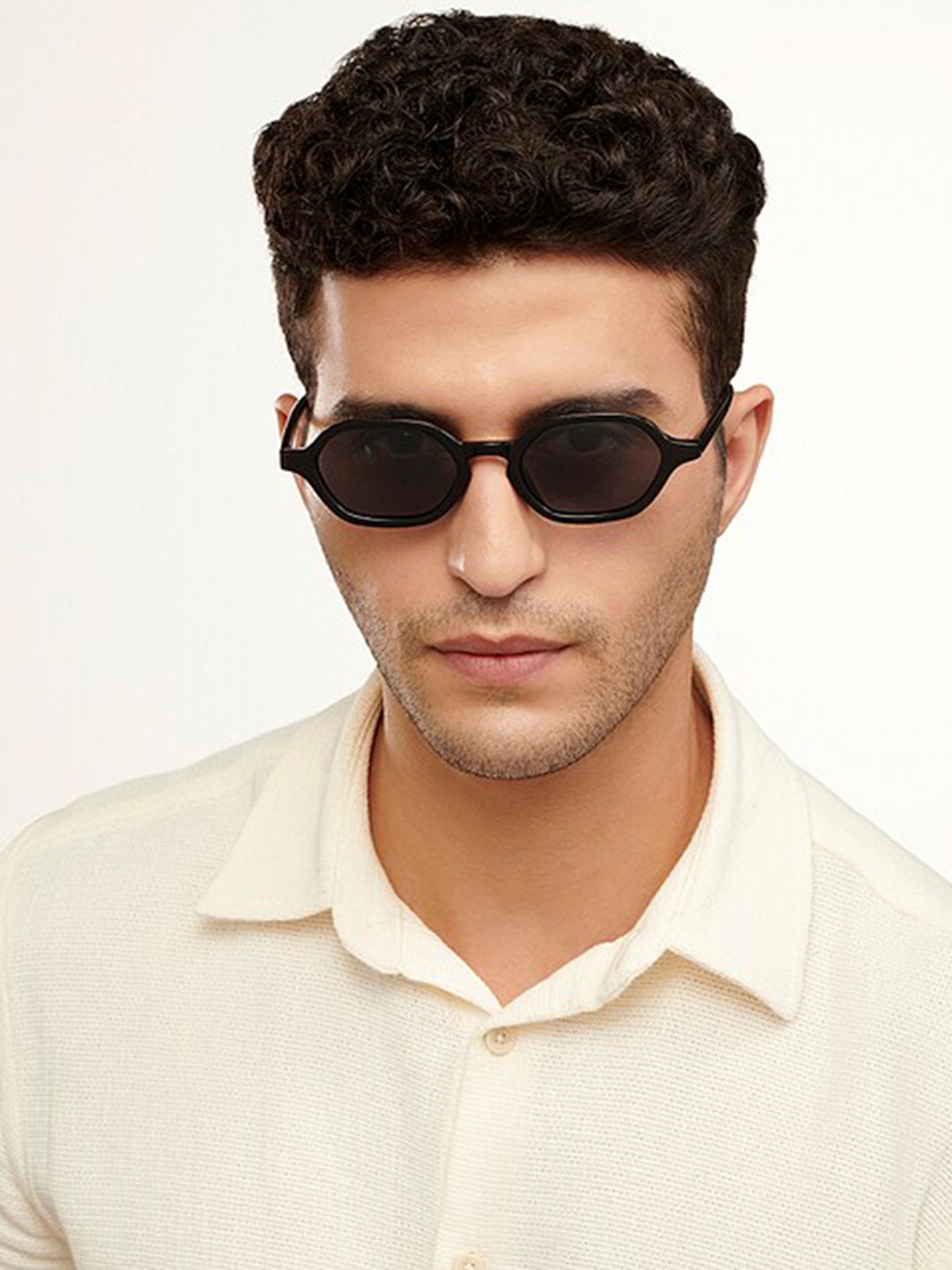 Vincent Chase Unisex Grey Lens & Black Round Sunglasses with Polarised and UV Protected Lens 201181
Vincent Chase Unisex Grey Lens & Black Round Sunglasses with Polarised and UV Protected Lens 201181