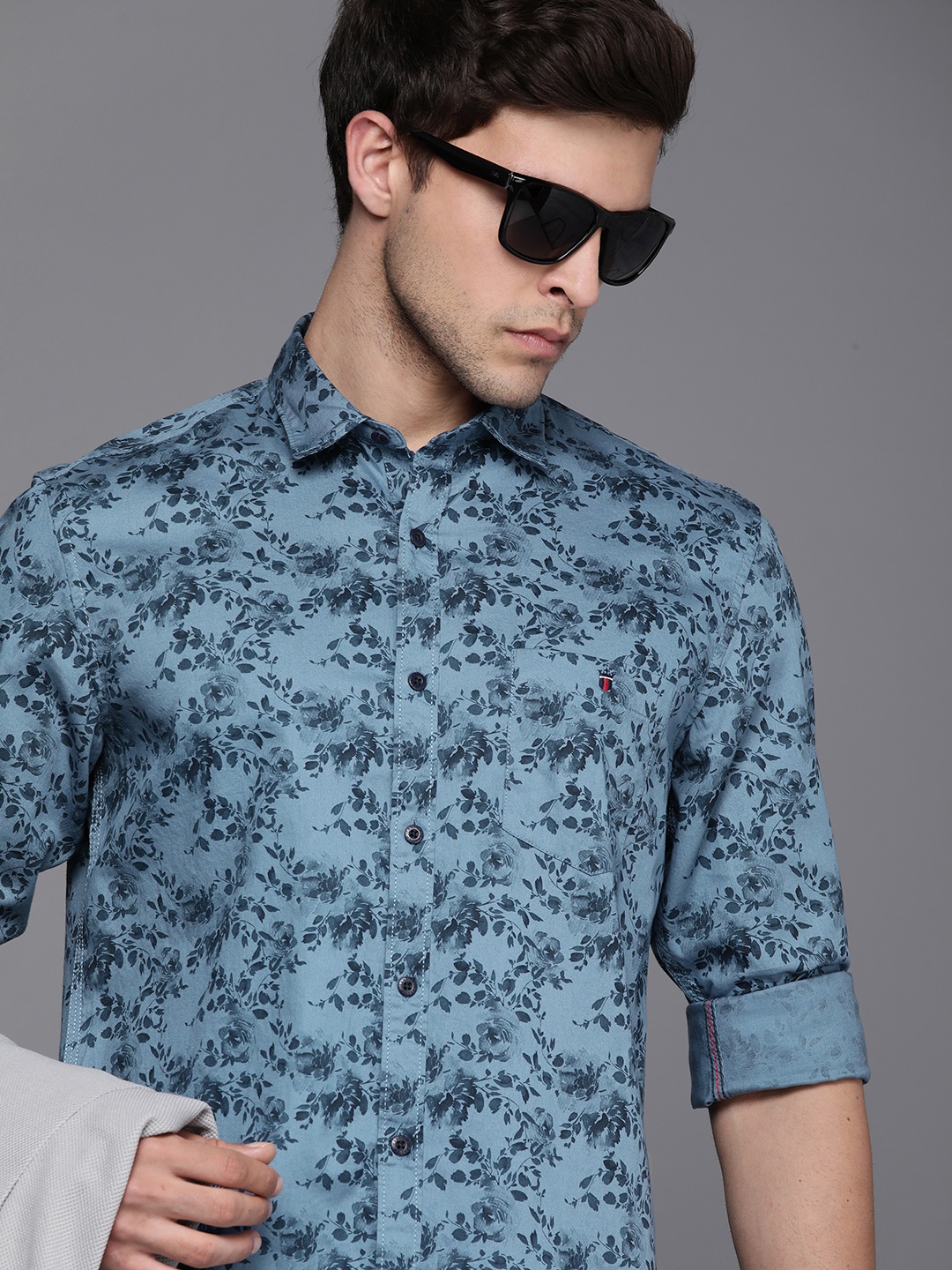 Louis Philippe Jeans Men Pure Cotton Super Slim Fit Floral Printed Casual Shirt, Navy blue
Louis Philippe Jeans Men Pure Cotton Super Slim Fit Floral Printed Casual Shirt, Navy blue