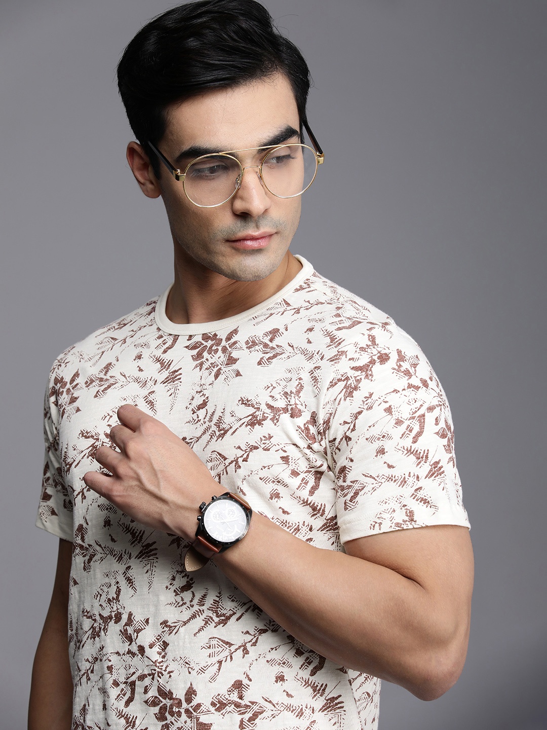 Louis Philippe Jeans Men Off White Abstract Floral Printed Pure Cotton Slim Fit T-shirt
Louis Philippe Jeans Men Off White Abstract Floral Printed Pure Cotton Slim Fit T-shirt