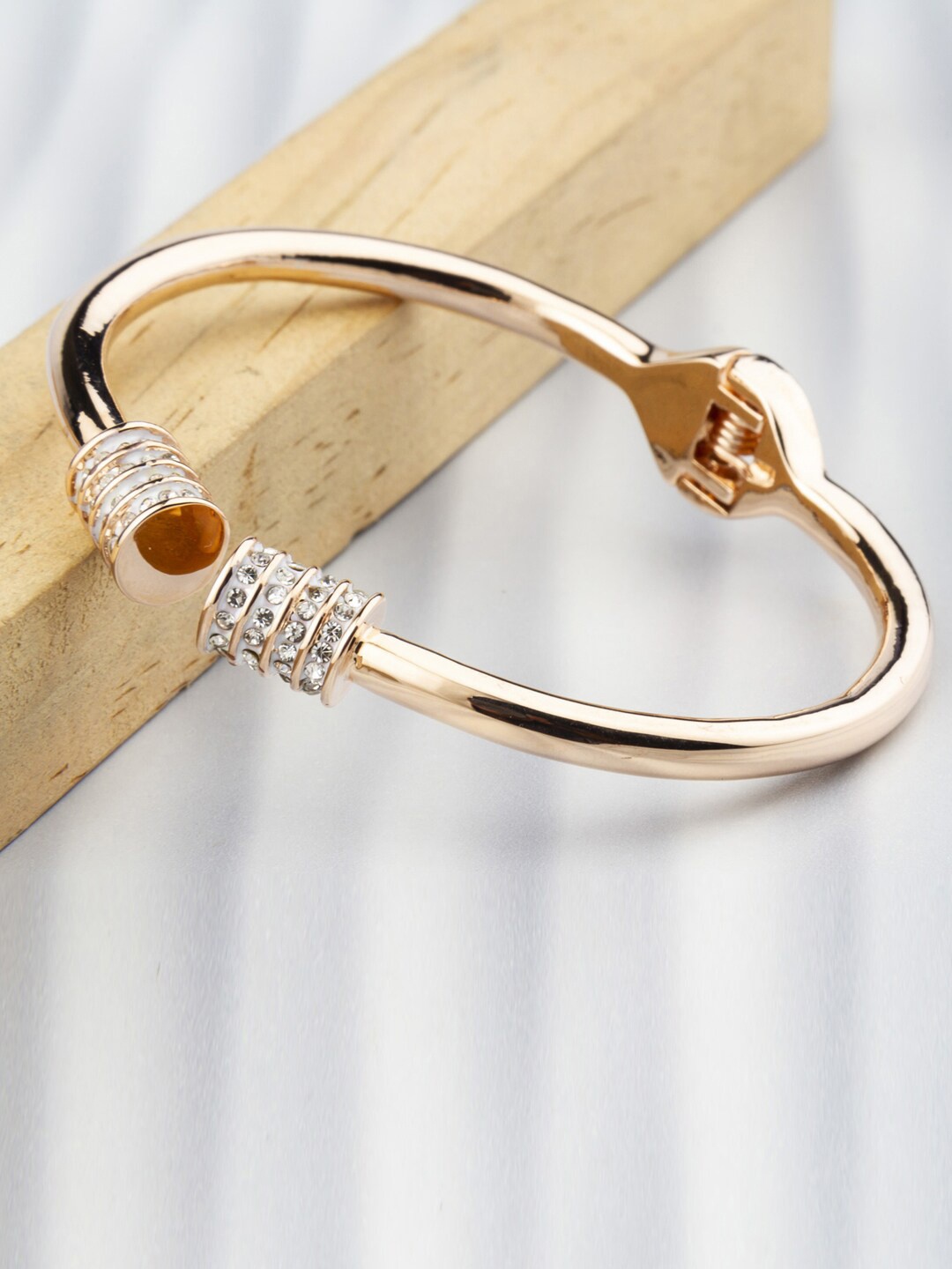 Designs By Jewels Galaxy Women Rose Gold & White Brass American Diamond Rose Gold-Plated Bangle-Style Bracelet
Designs By Jewels Galaxy Women Rose Gold & White Brass American Diamond Rose Gold-Plated Bangle-Style Bracelet