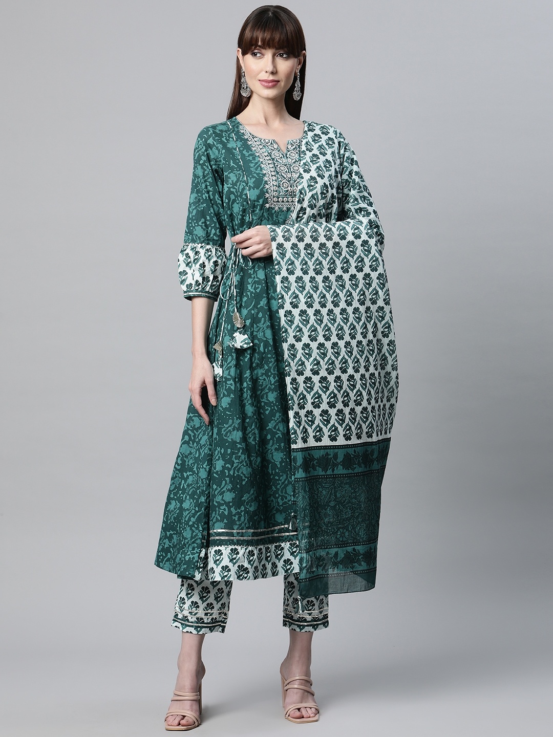 Readiprint Fashions Women Teal Floral Printed Panelled Thread Work Pure Cotton Kurta with Palazzos & With
Readiprint Fashions Women Teal Floral Printed Panelled Thread Work Pure Cotton Kurta with Palazzos & With