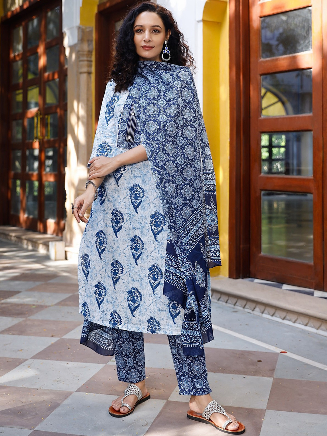 PHEETA Women Blue Floral Printed Patchwork Pure Cotton Kurta with Trousers & With Dupatta
PHEETA Women Blue Floral Printed Patchwork Pure Cotton Kurta with Trousers & With Dupatta
