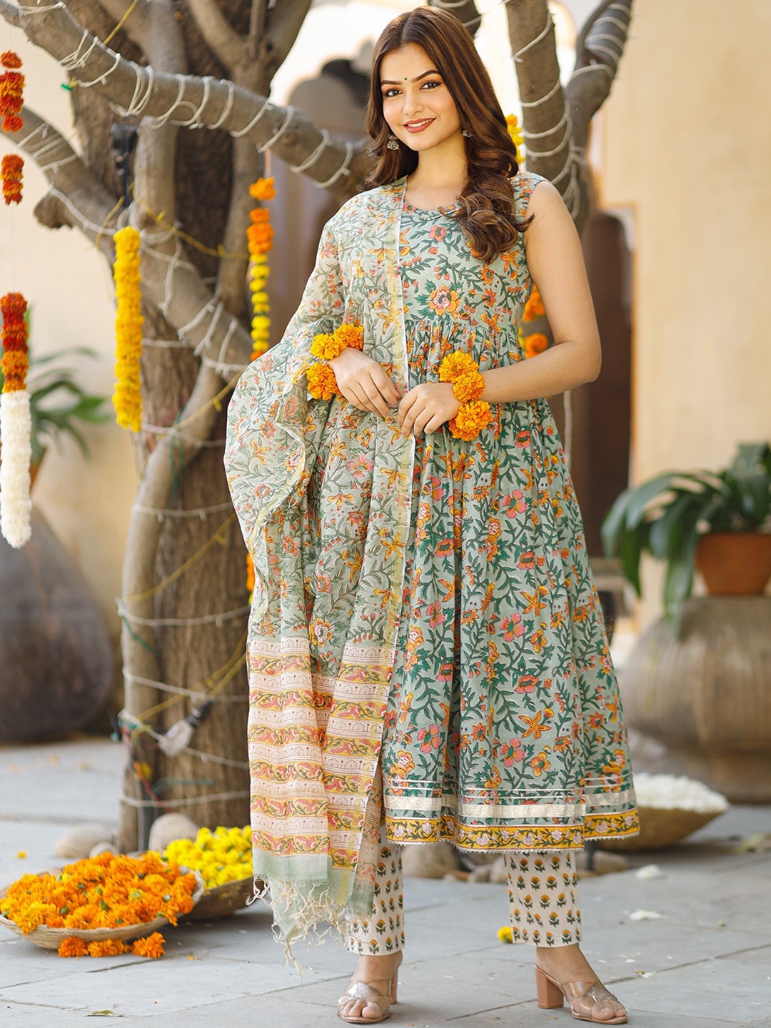 PHEETA Women Green & Orange Floral Printed Pure Cotton Kurta with Trousers & With Dupatta
PHEETA Women Green & Orange Floral Printed Pure Cotton Kurta with Trousers & With Dupatta