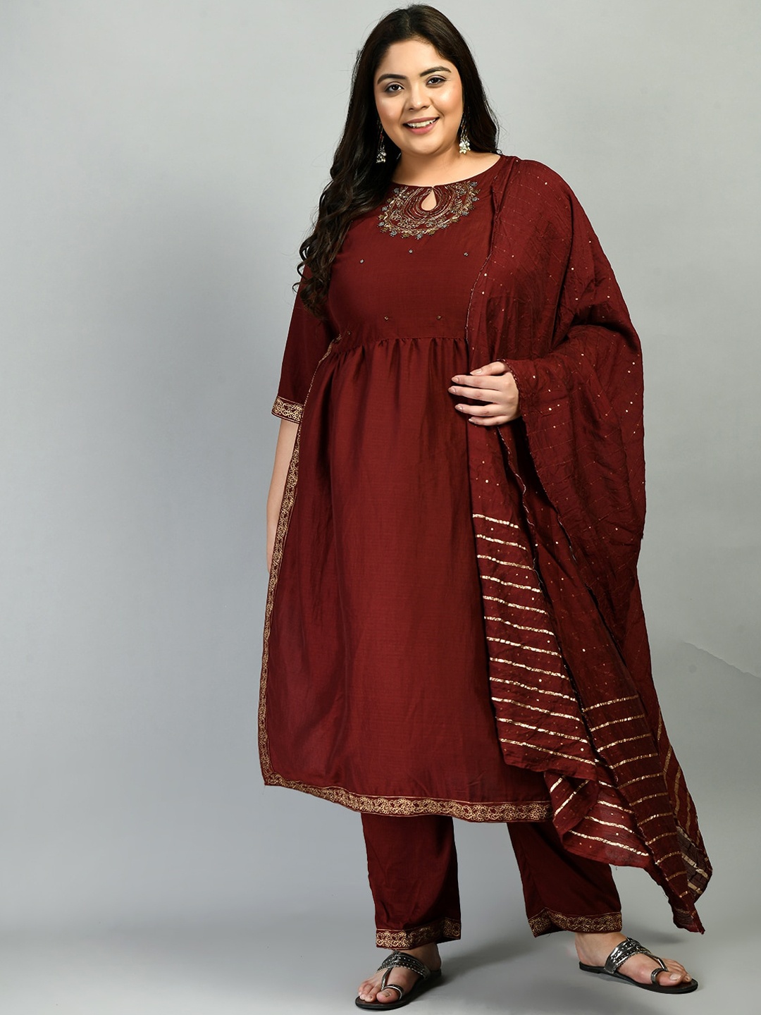 PrettyPlus by Desinoor.com Women Maroon Floral Embroidered Pleated Kurta with Trousers & Dupatta
PrettyPlus by Desinoor.com Women Maroon Floral Embroidered Pleated Kurta with Trousers & Dupatta
