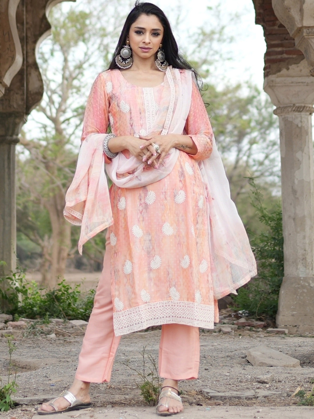 Libas Women Peach-Coloured Paisley Embroidered Thread Work Kurta with Trousers & With Dupatta
Libas Women Peach-Coloured Paisley Embroidered Thread Work Kurta with Trousers & With Dupatta