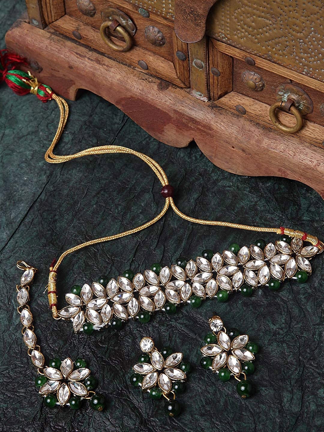 Jewar Mandi Women Gold-Plated Green & White Stone Studded & Pearls Beaded Jewellery Set
Jewar Mandi Women Gold-Plated Green & White Stone Studded & Pearls Beaded Jewellery Set