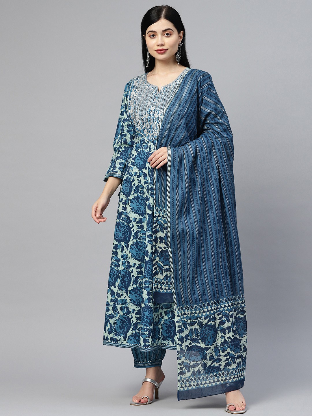 Readiprint Fashions Women Blue Floral Printed Gotta Patti Cotton Kurta with Palazzos
Readiprint Fashions Women Blue Floral Printed Gotta Patti Cotton Kurta with Palazzos