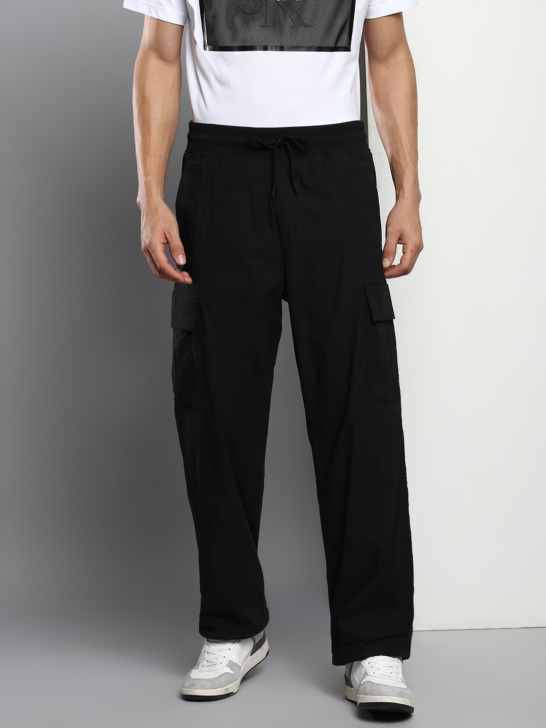 Calvin Klein Jeans Men Black Solid Institutional Stretch Mid-Rise Regular Cargo Joggers
Calvin Klein Jeans Men Black Solid Institutional Stretch Mid-Rise Regular Cargo Joggers