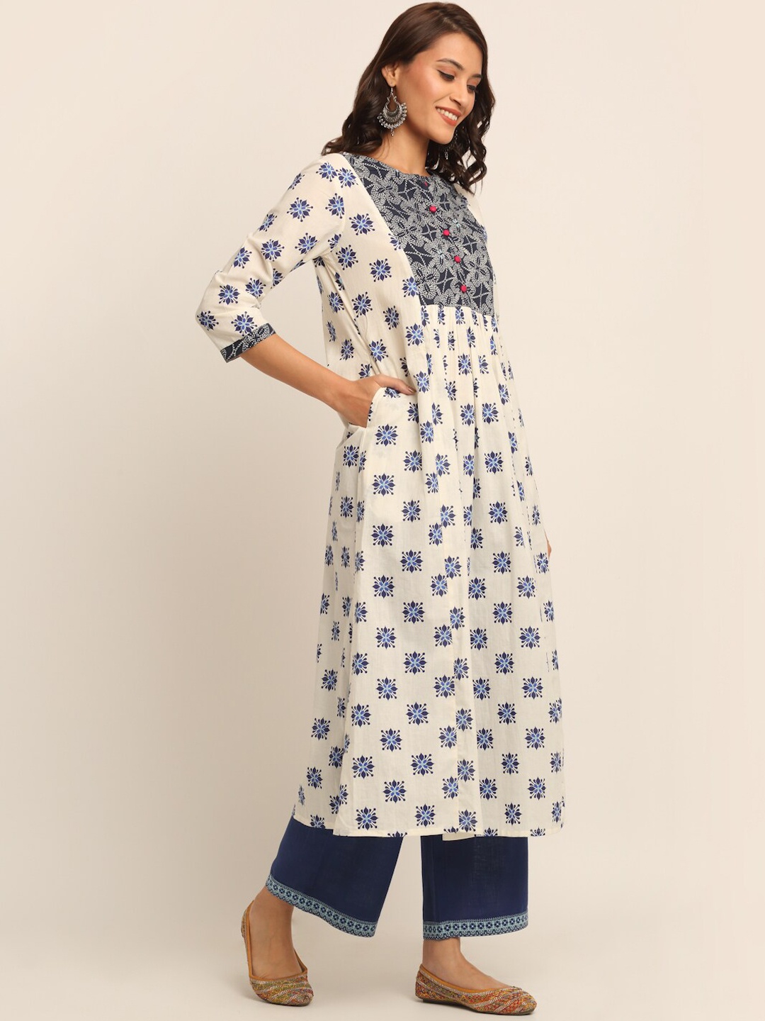 EK BY EKTA KAPOOR Women Off White & Navy Blue Floral Printed Pure Cotton Anarkali Kurta
EK BY EKTA KAPOOR Women Off White & Navy Blue Floral Printed Pure Cotton Anarkali Kurta