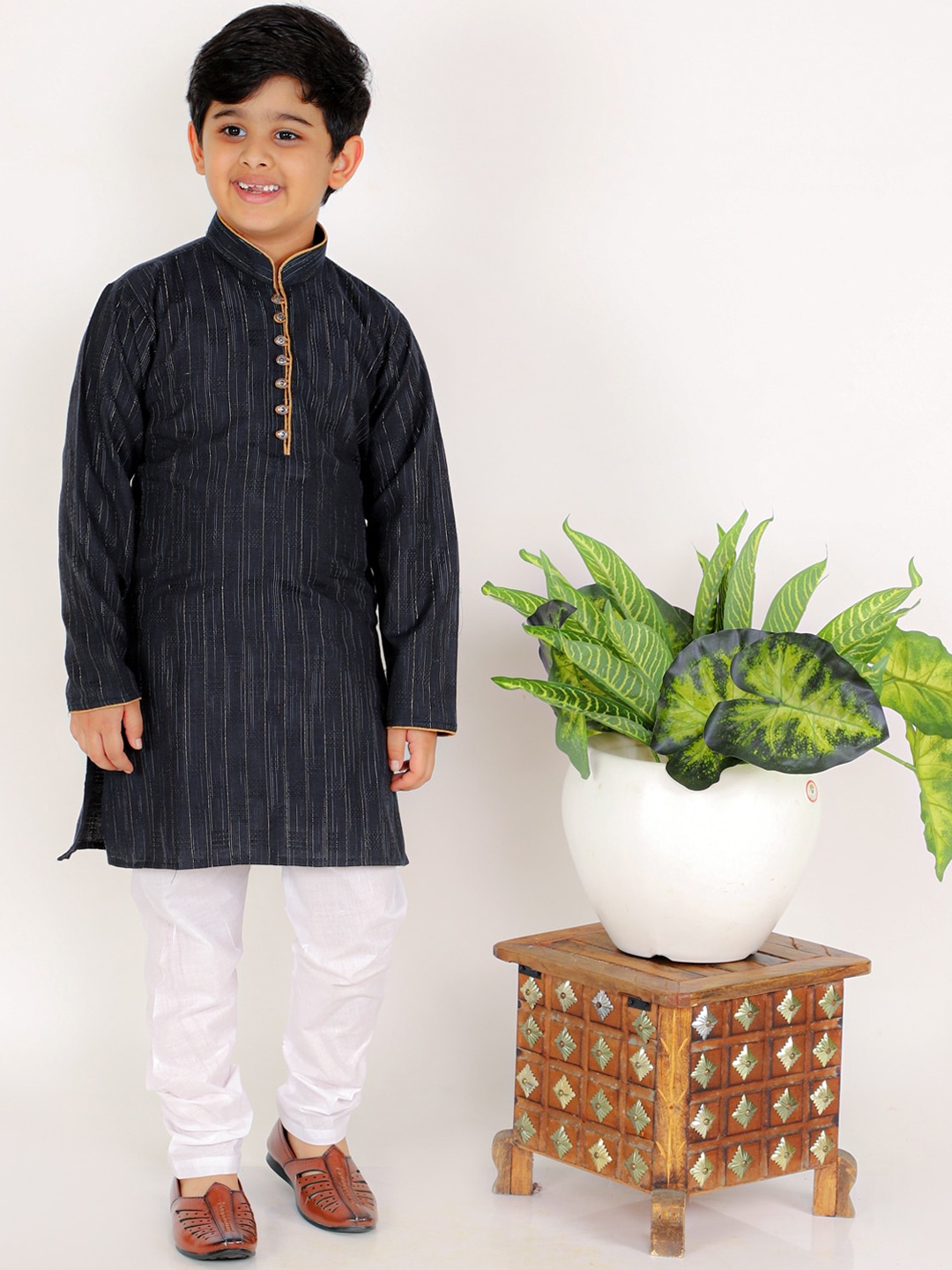 Pro-Ethic STYLE DEVELOPER Boys Blue Geometric Printed Pure Cotton Kurta with Pyjamas
Pro-Ethic STYLE DEVELOPER Boys Blue Geometric Printed Pure Cotton Kurta with Pyjamas