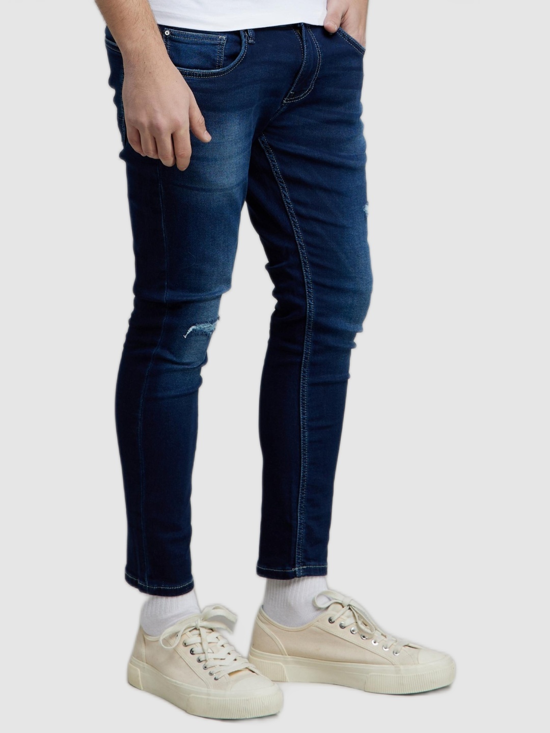 Celio Men Navy Blue Cotton Jean Skinny Fit Mildly Distressed Light Fade Stretchable Jeans
Celio Men Navy Blue Cotton Jean Skinny Fit Mildly Distressed Light Fade Stretchable Jeans