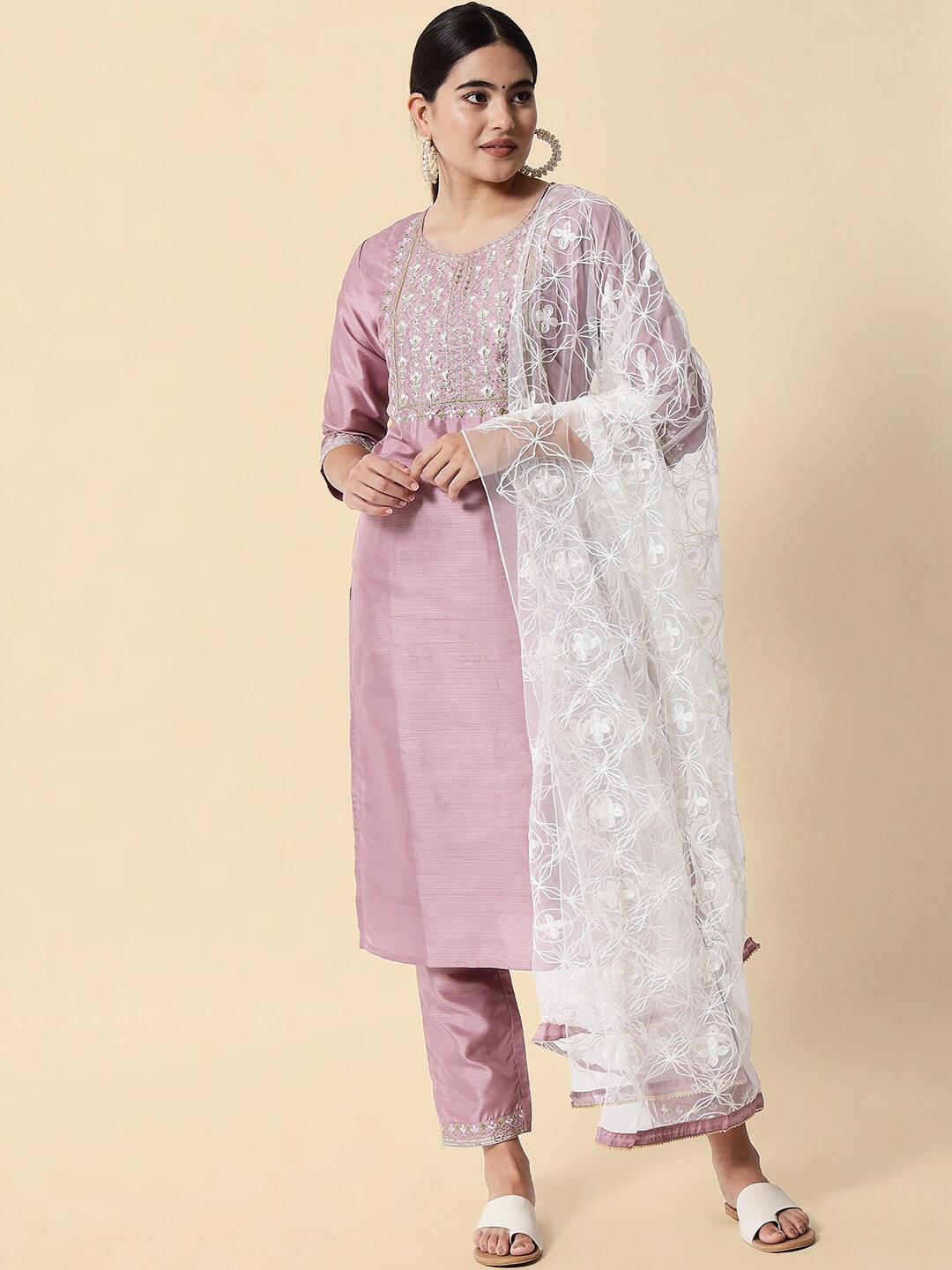 VredeVogel Women Lavender Ethnic Motifs Yoke Design Kurta with Trousers & With Dupatta
VredeVogel Women Lavender Ethnic Motifs Yoke Design Kurta with Trousers & With Dupatta