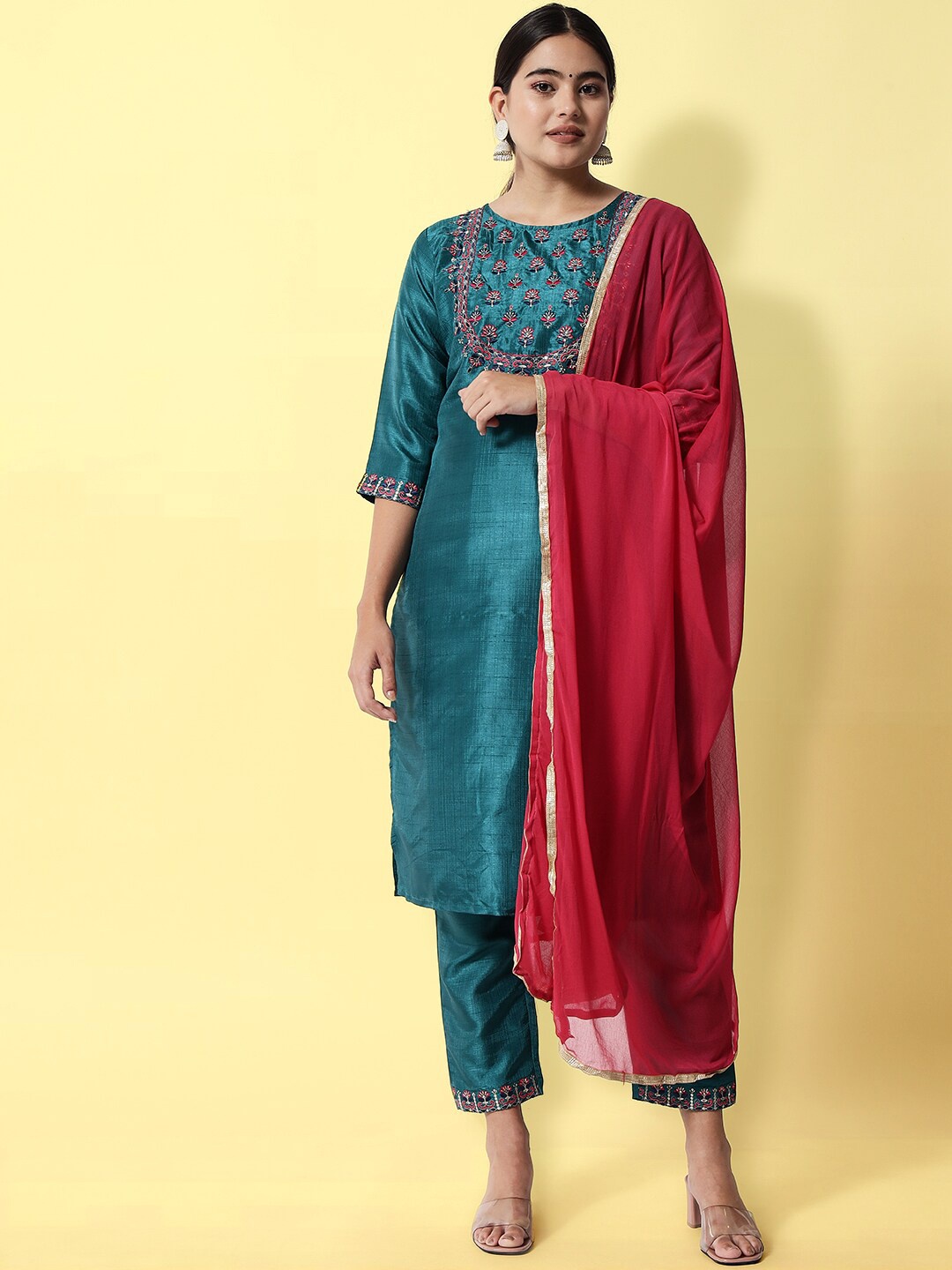 VredeVogel Women Teal Green Ethnic Motifs Yoke Design Kurta with Trousers & With Dupatta
VredeVogel Women Teal Green Ethnic Motifs Yoke Design Kurta with Trousers & With Dupatta