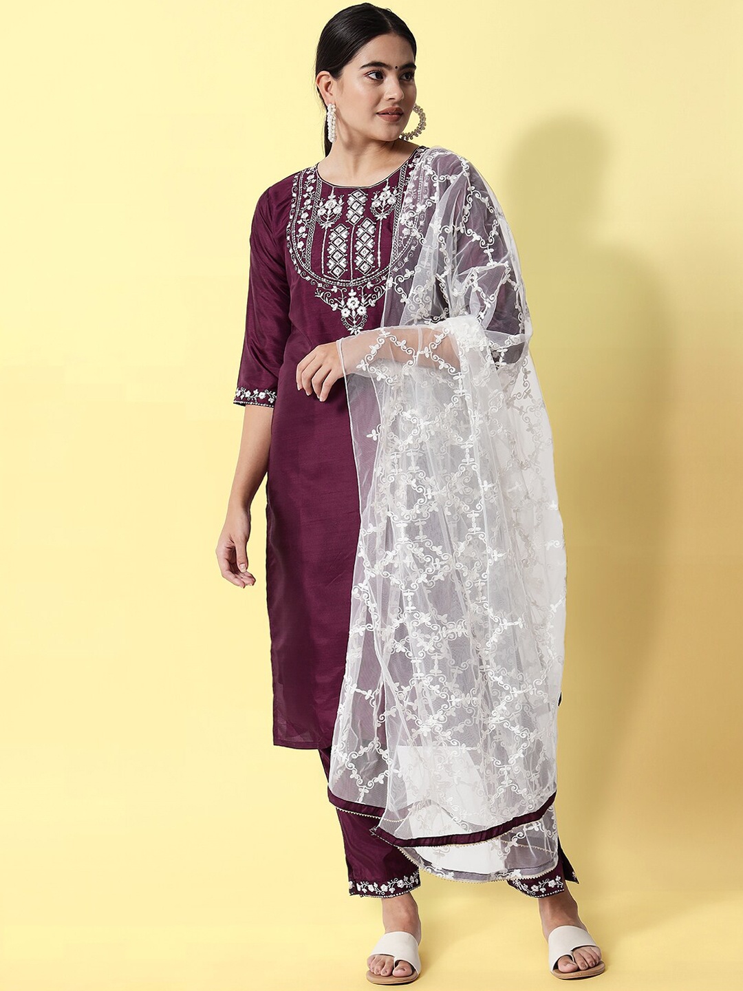 VredeVogel Women Purple Ethnic Motifs Yoke Design Kurta with Trousers & With Dupatta
VredeVogel Women Purple Ethnic Motifs Yoke Design Kurta with Trousers & With Dupatta