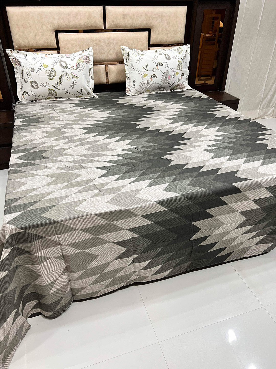 Pure Decor Green & Grey Geometric 400 TC King Pure Cotton Bedsheet with 2 Pillow Covers
Pure Decor Green & Grey Geometric 400 TC King Pure Cotton Bedsheet with 2 Pillow Covers