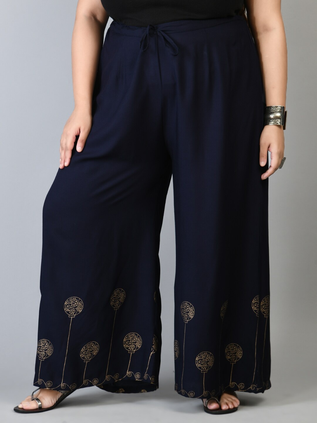PrettyPlus by Desinoor .com Women Plus Size Navy Blue & Gold-Toned Floral Printed Palazzos
PrettyPlus by Desinoor .com Women Plus Size Navy Blue & Gold-Toned Floral Printed Palazzos