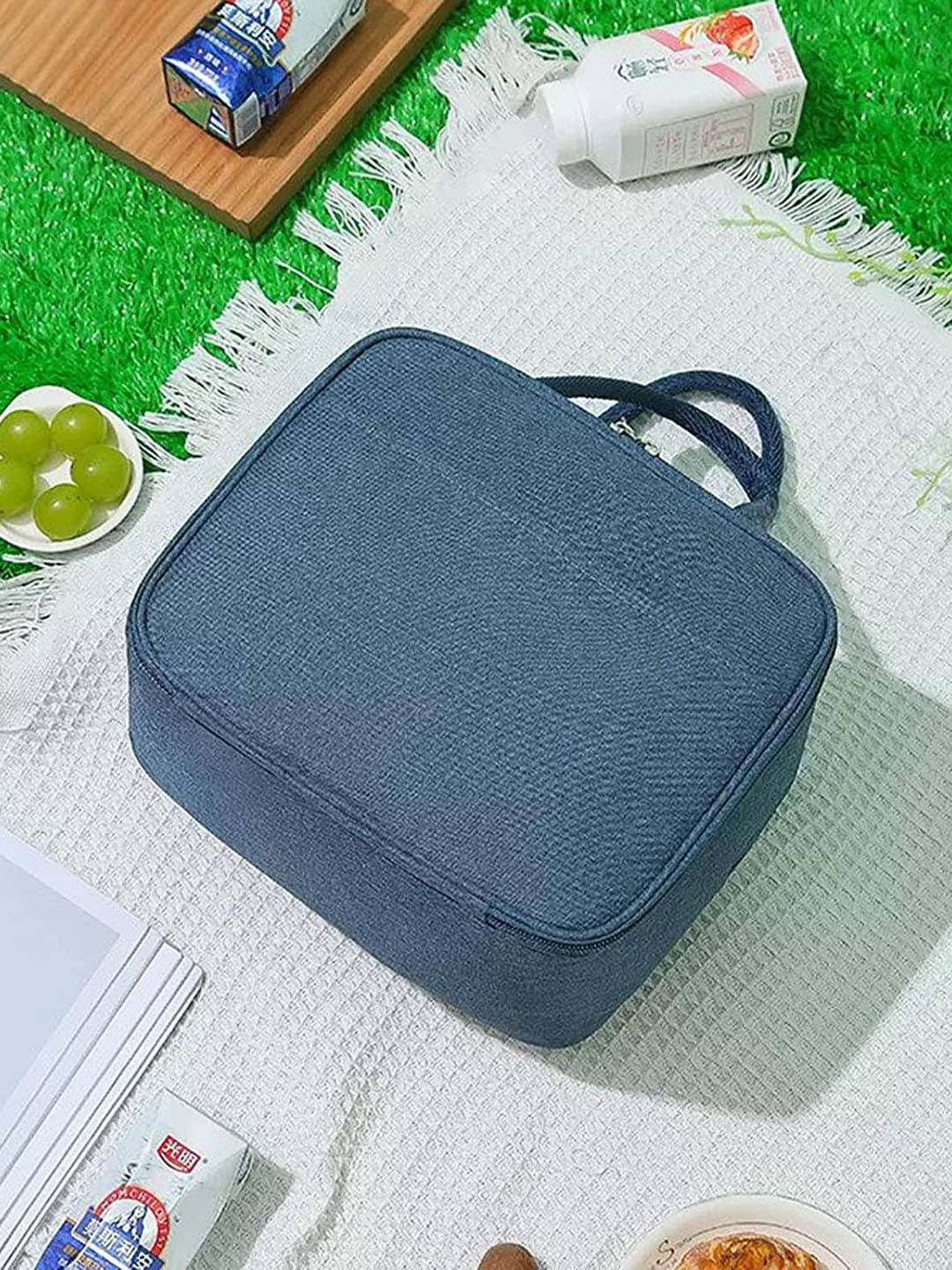 HOUSE OF QUIRK Blue Solid Heat Insulated Lunch Bag 
HOUSE OF QUIRK Blue Solid Heat Insulated Lunch Bag