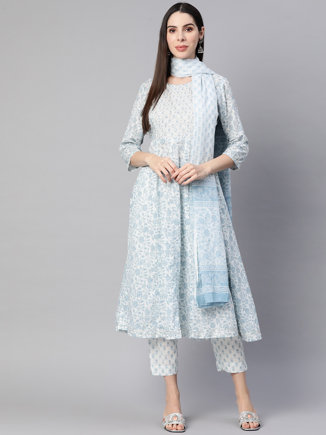Readiprint Fashions Women Blue Cotton Floral Print Empire Kurta & Trousers with Dupatta
Readiprint Fashions Women Blue Cotton Floral Print Empire Kurta & Trousers with Dupatta