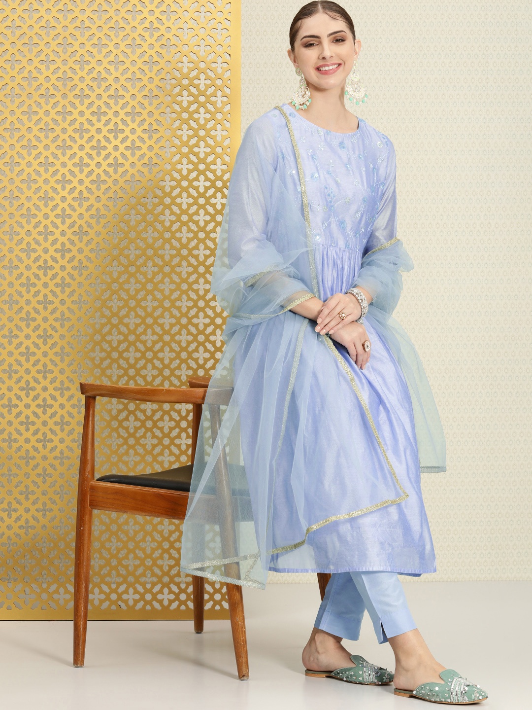 House of Pataudi Women Jashn Floral Embroidered Sequinned Kurta & Trousers With Dupatta, Blue
House of Pataudi Women Jashn Floral Embroidered Sequinned Kurta & Trousers With Dupatta, Blue