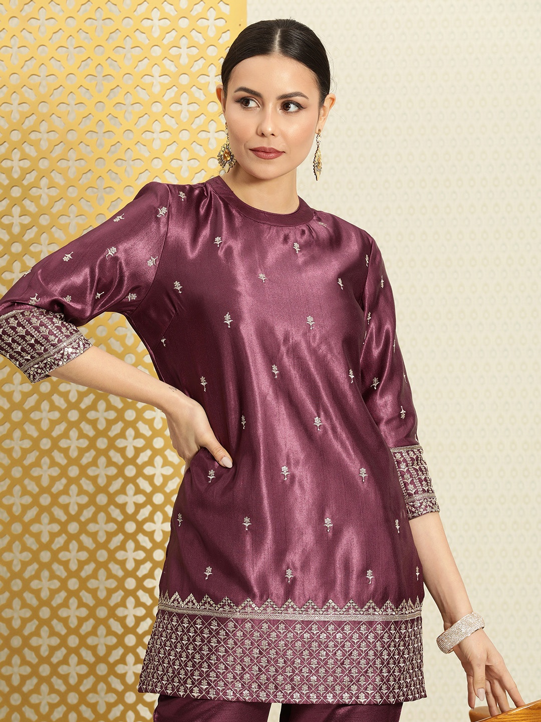 House of Pataudi Women Jashn Round Neck Sequinned Aari Work Kurti With Trouser, Purple
House of Pataudi Women Jashn Round Neck Sequinned Aari Work Kurti With Trouser, Purple