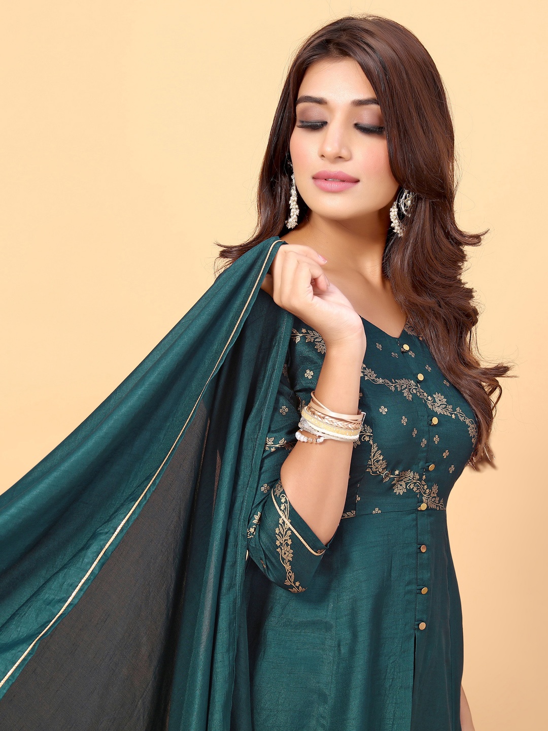 SKYLEE Women Teal Ethnic Motifs Printed Panelled Kurta with Trousers & With Dupatta
SKYLEE Women Teal Ethnic Motifs Printed Panelled Kurta with Trousers & With Dupatta