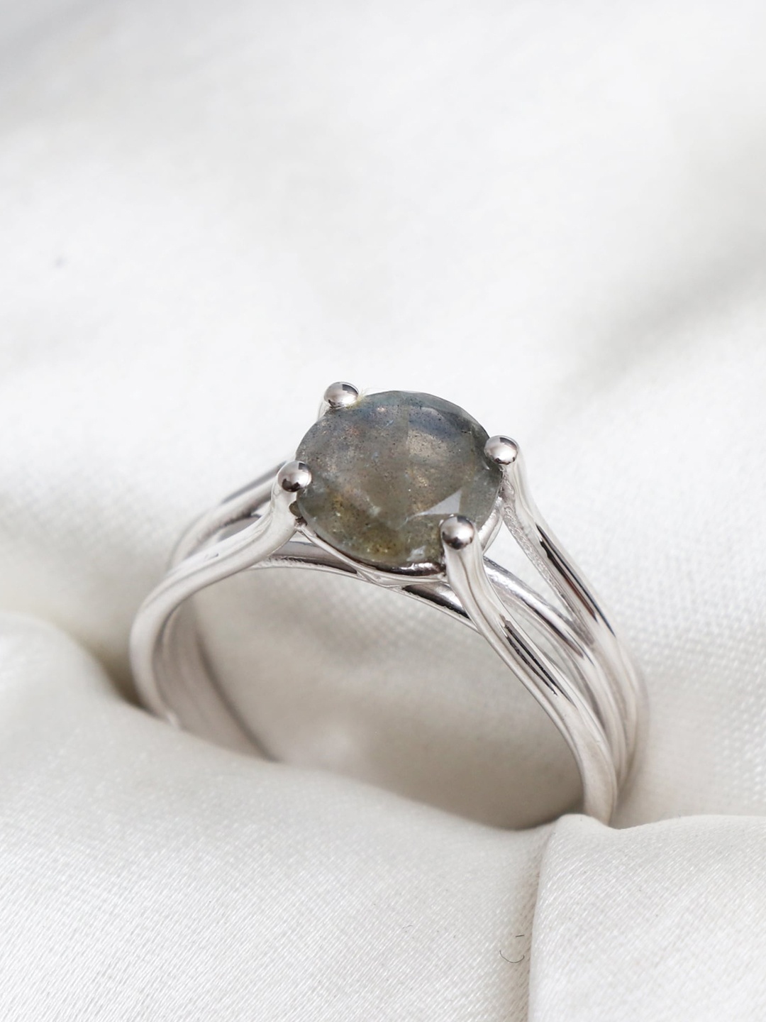 HIFLYER JEWELS 925 Sterling Silver Rhodium-Plated Silver Toned Blue Stone-Studded Finger Ring
HIFLYER JEWELS 925 Sterling Silver Rhodium-Plated Silver Toned Blue Stone-Studded Finger Ring