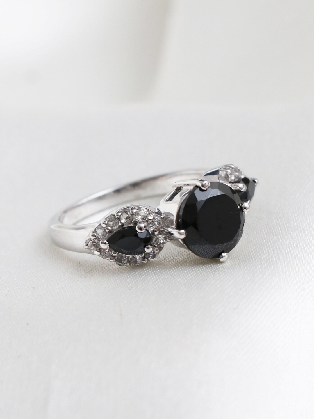 HIFLYER JEWELS 925 Sterling Silver Rhodium-Plated Silver-Toned White & Black Stone-Studded Finger Ring
HIFLYER JEWELS 925 Sterling Silver Rhodium-Plated Silver-Toned White & Black Stone-Studded Finger Ring