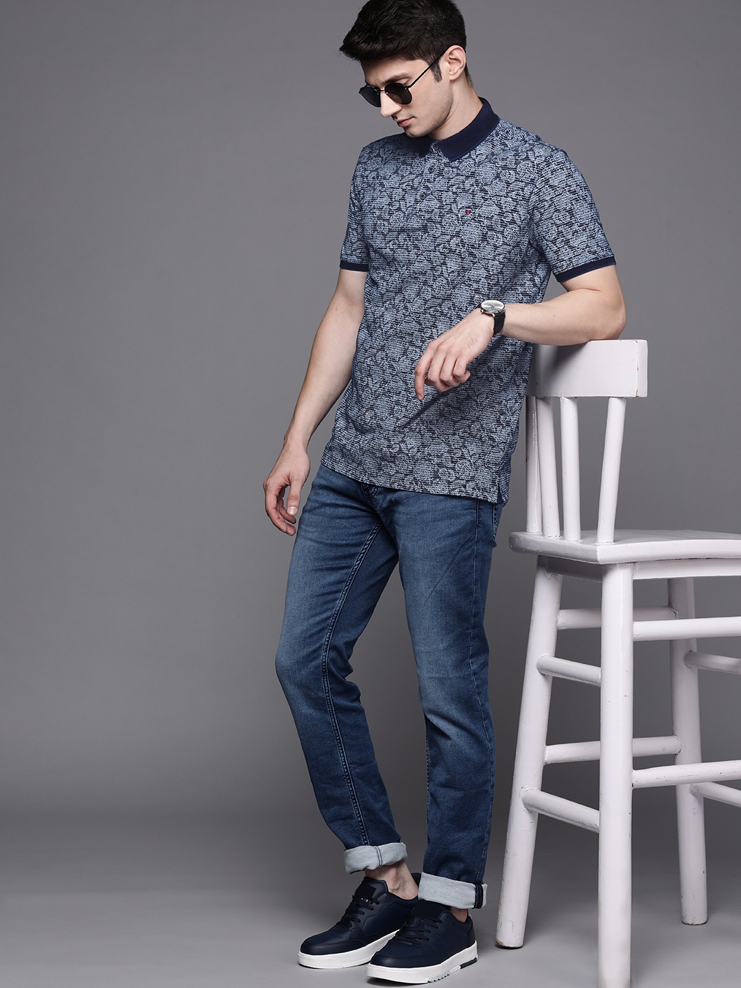 Louis Philippe Jeans Men Navy Blue & White Pure Cotton Ethnic Print Polo Collar T-shirt
Louis Philippe Jeans Men Navy Blue & White Pure Cotton Ethnic Print Polo Collar T-shirt