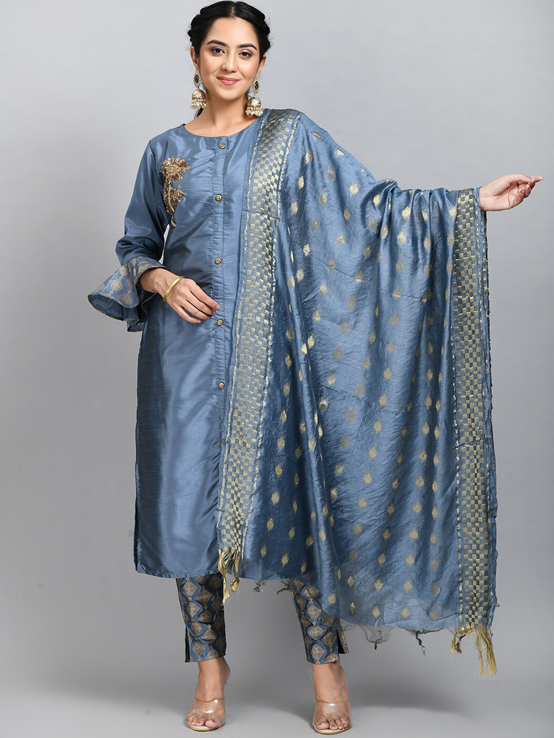 DesiNoor.com Women Blue Ethnic Motifs Embroidered Kurta with Trousers & With Dupatta
DesiNoor.com Women Blue Ethnic Motifs Embroidered Kurta with Trousers & With Dupatta