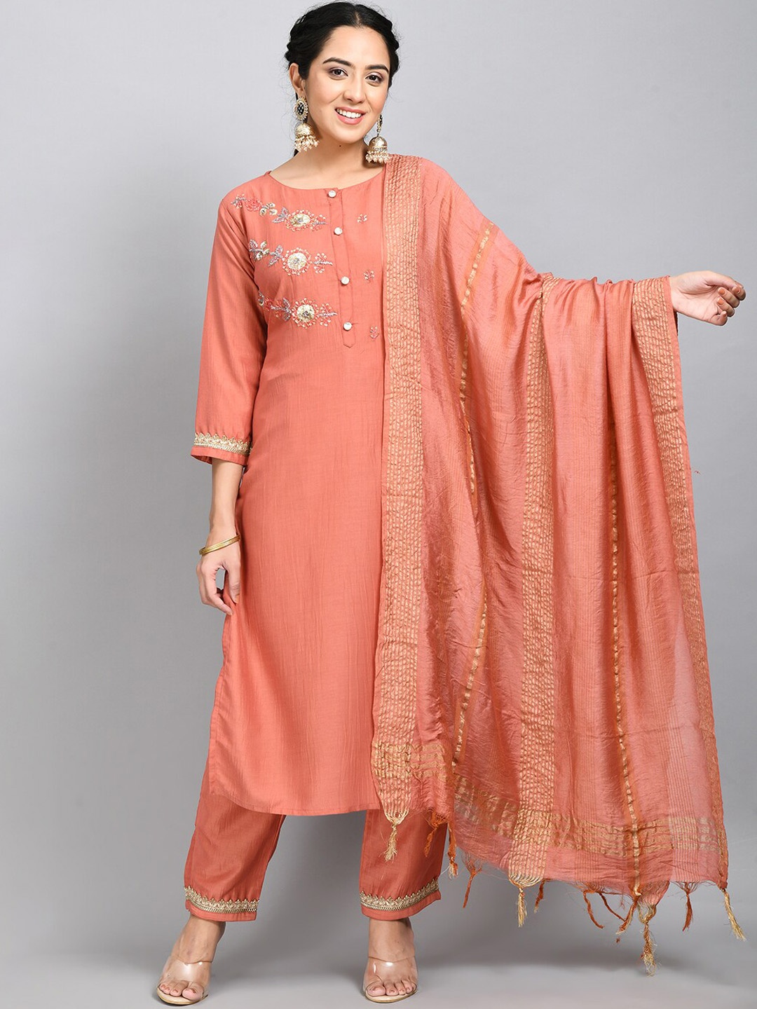 DesiNoor com Women Peach & Gold Embellished Straight Kurta with Trousers & With Dupatta
DesiNoor com Women Peach & Gold Embellished Straight Kurta with Trousers & With Dupatta