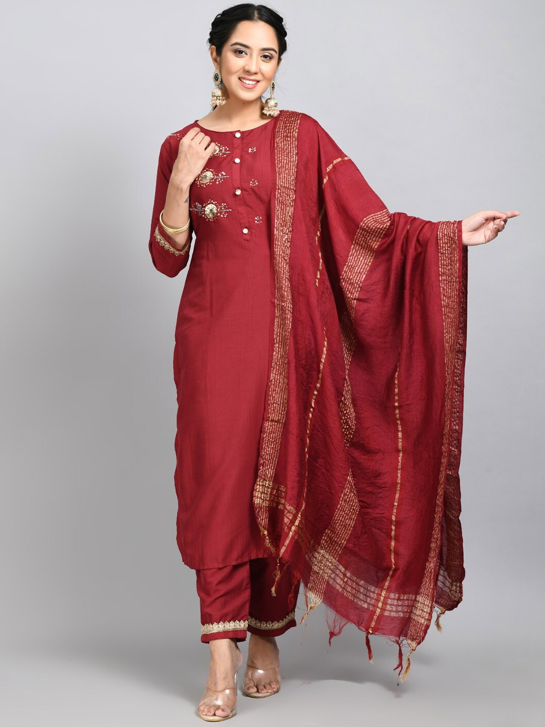 DesiNoor com Women Maroon & Gold Embroidered Straight Kurta with Trousers & With Dupatta
DesiNoor com Women Maroon & Gold Embroidered Straight Kurta with Trousers & With Dupatta