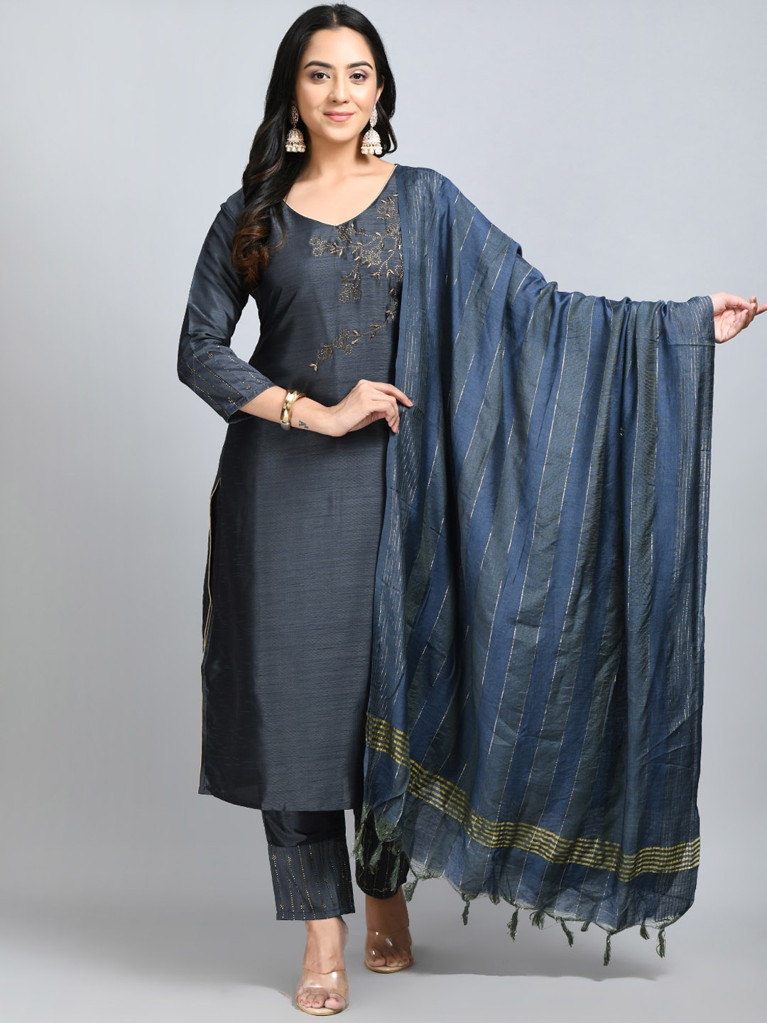DesiNoor com Floral Embroidered Beads and Stones Kurta with Trousers & With Dupatta, Grey
DesiNoor com Floral Embroidered Beads and Stones Kurta with Trousers & With Dupatta, Grey