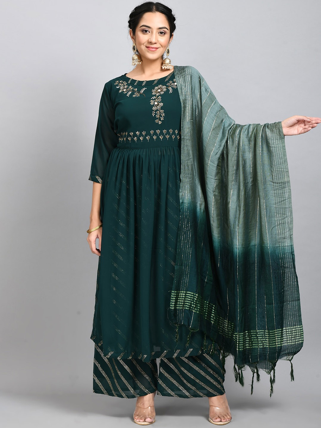 DesiNoor.com Floral Embroidered Beads and Stones Kurta with Palazzos & With Dupatta, Green
DesiNoor.com Floral Embroidered Beads and Stones Kurta with Palazzos & With Dupatta, Green