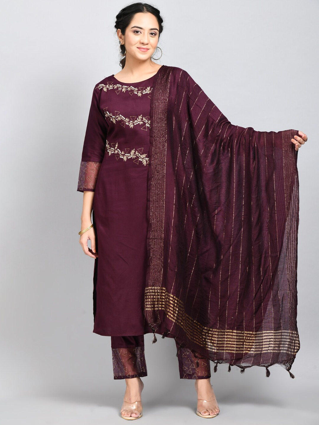 DesiNoor.com Floral Embroidered Beads and Stones Kurta with Trousers & With Dupatta, Purple
DesiNoor.com Floral Embroidered Beads and Stones Kurta with Trousers & With Dupatta, Purple