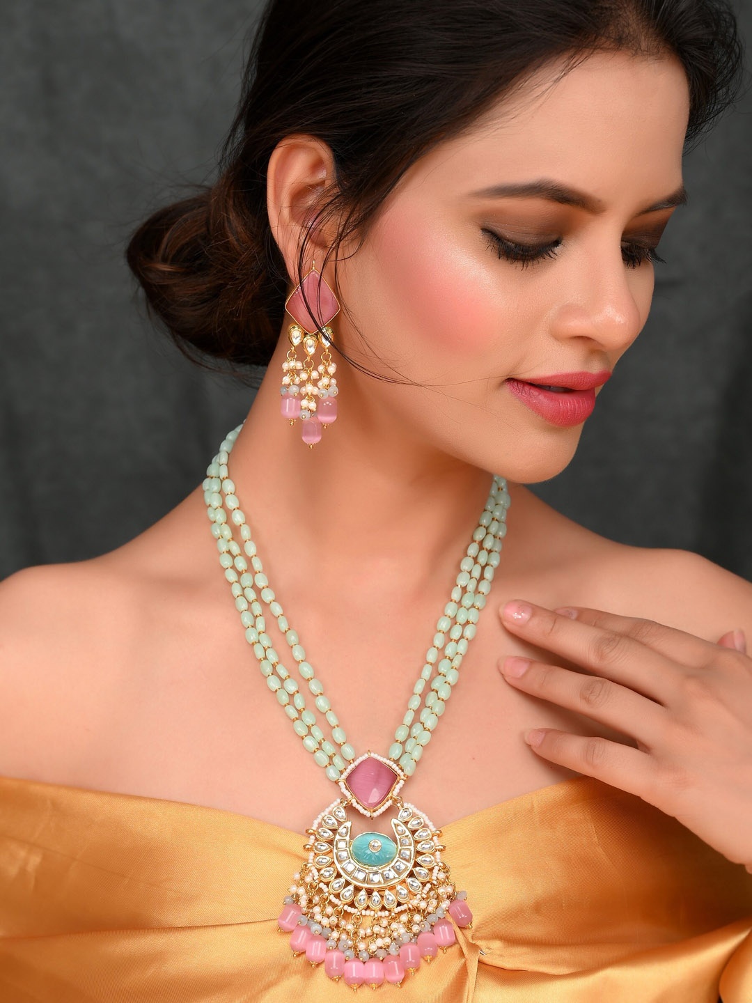 DASTOOR Gold-Plated & White Kundan & Artificial Stones & Beads Studded Jewellery Set
DASTOOR Gold-Plated & White Kundan & Artificial Stones & Beads Studded Jewellery Set