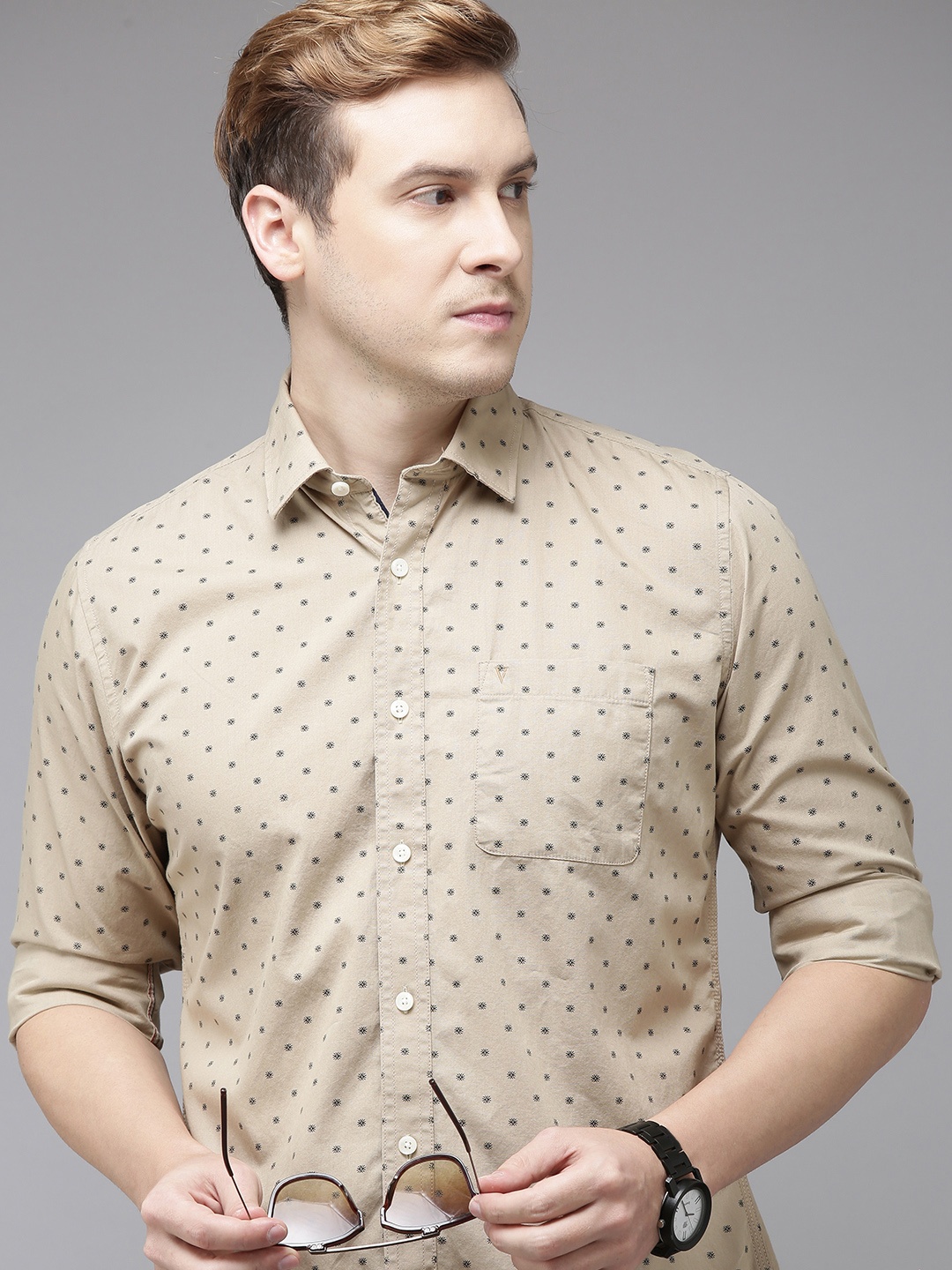 Van Heusen Sport Men Beige Slim Fit Conversational Opaque Printed Pure Cotton Casual Shirt
Van Heusen Sport Men Beige Slim Fit Conversational Opaque Printed Pure Cotton Casual Shirt