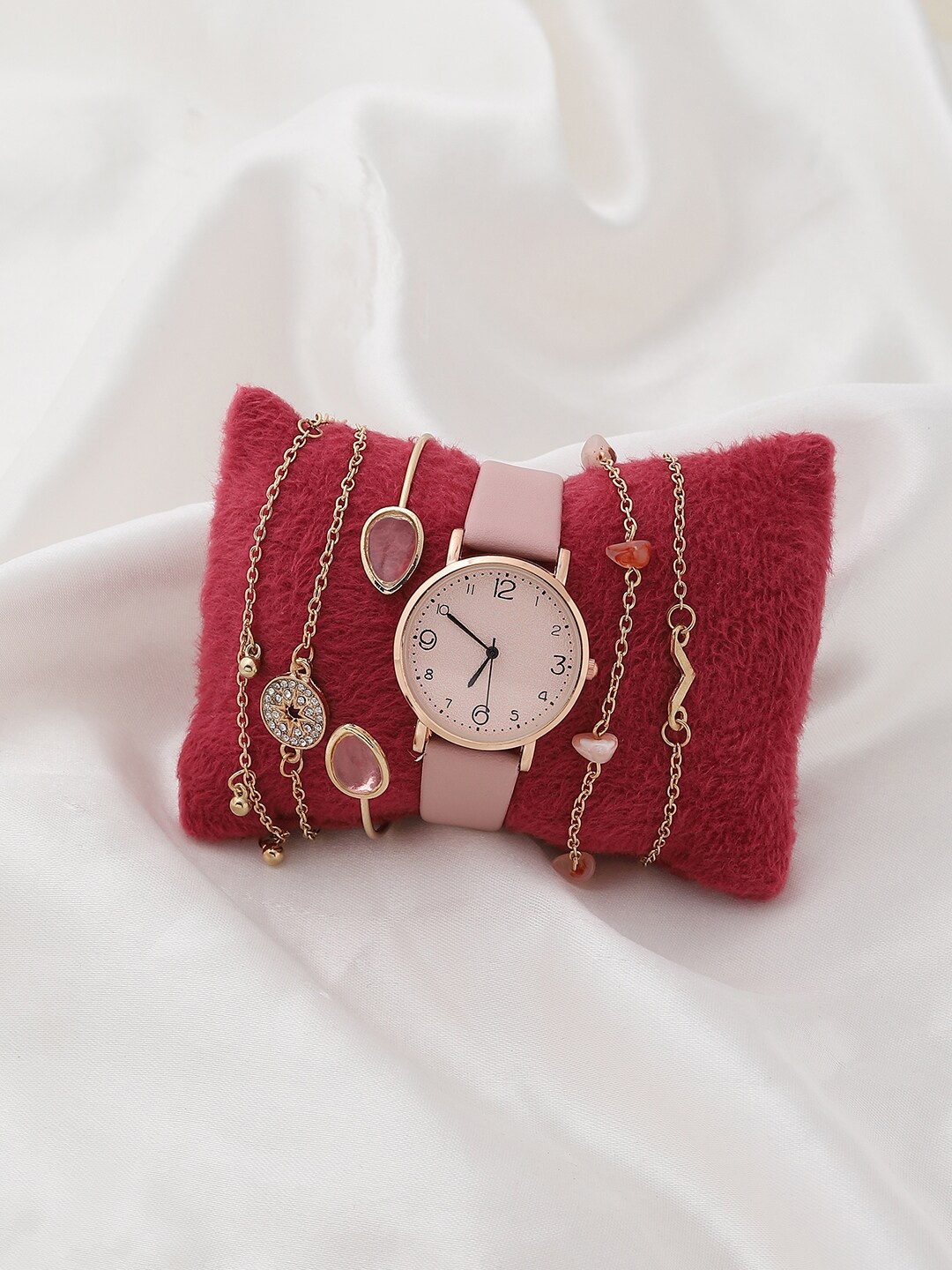 HAUTE SAUCE by Campus Sutra Women Leather Strap Watch & Bracelet Gift Set AW22_HSWB5028, Pink
HAUTE SAUCE by Campus Sutra Women Leather Strap Watch & Bracelet Gift Set AW22_HSWB5028, Pink