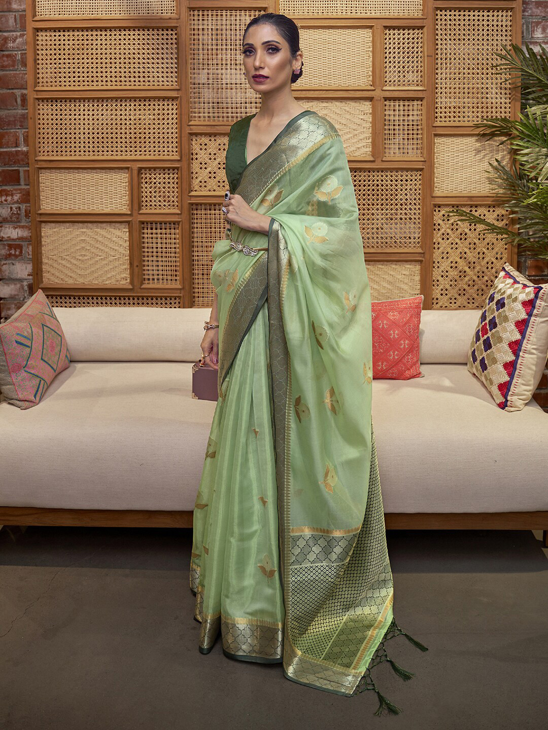 Mitera Green & Gold-Toned Floral Zari Organza Bagh Saree
Mitera Green & Gold-Toned Floral Zari Organza Bagh Saree