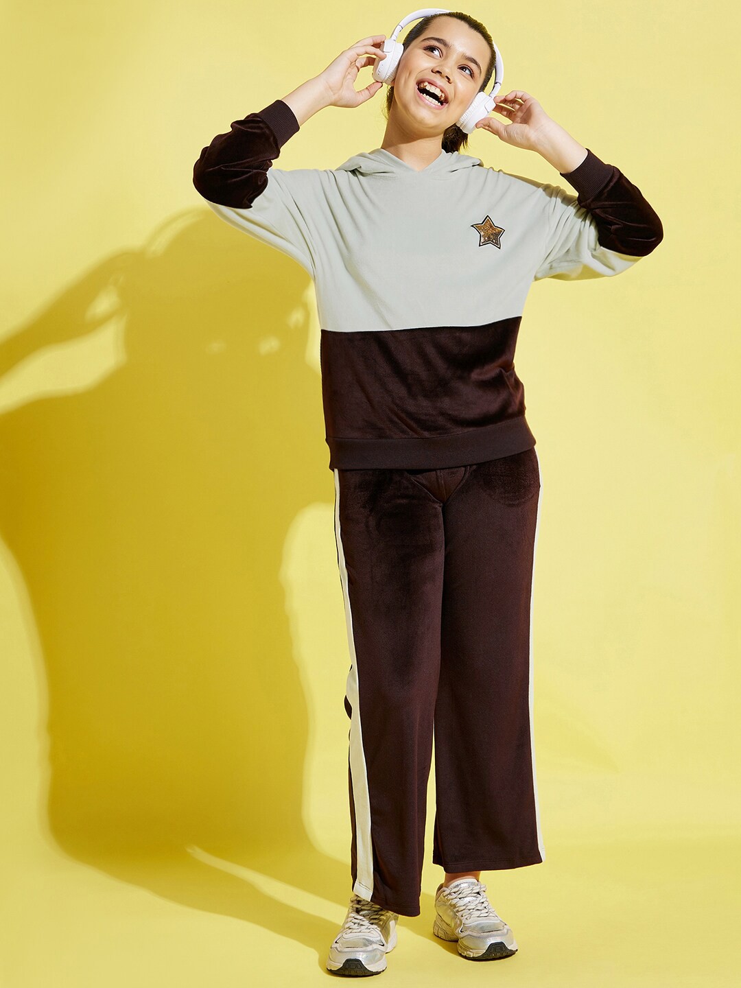 Noh Voh - SASSAFRAS Kids Girls Sea Green & Brown Colourblocked Sweatshirt With Track Pants
Noh Voh - SASSAFRAS Kids Girls Sea Green & Brown Colourblocked Sweatshirt With Track Pants