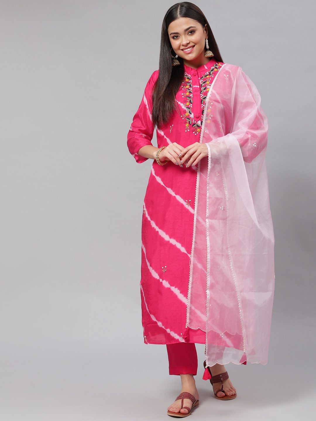 mokshi Women Pink Ethnic Motifs Dyed Empire Beads and Stones Chanderi Silk Kurta with Trousers & With
mokshi Women Pink Ethnic Motifs Dyed Empire Beads and Stones Chanderi Silk Kurta with Trousers & With