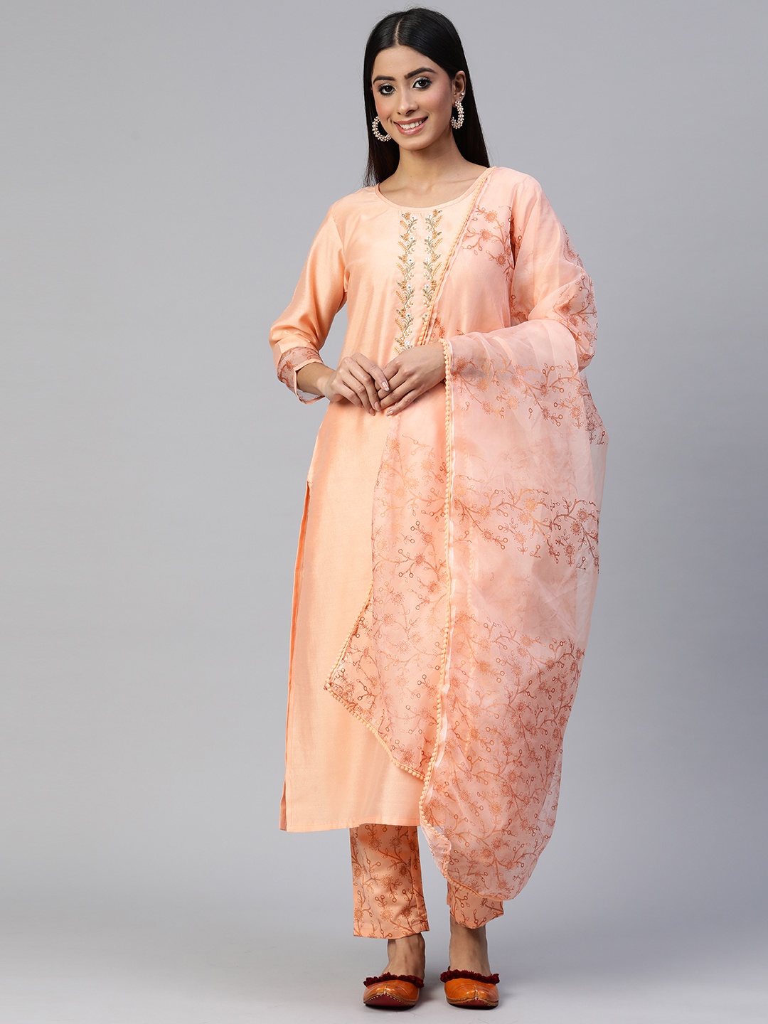 SheWill Women Floral Embroidered Sequinned Liva Kurta With Trousers & With Dupatta, Beige
SheWill Women Floral Embroidered Sequinned Liva Kurta With Trousers & With Dupatta, Beige