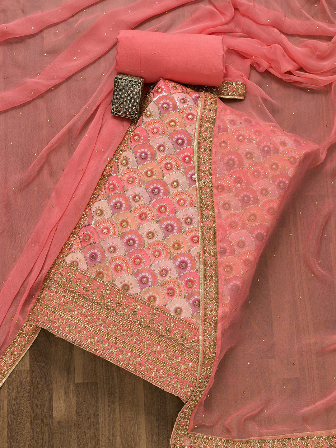 Koskii Peach-Coloured & Gold-Toned Embroidered Unstitched Dress Material
Koskii Peach-Coloured & Gold-Toned Embroidered Unstitched Dress Material