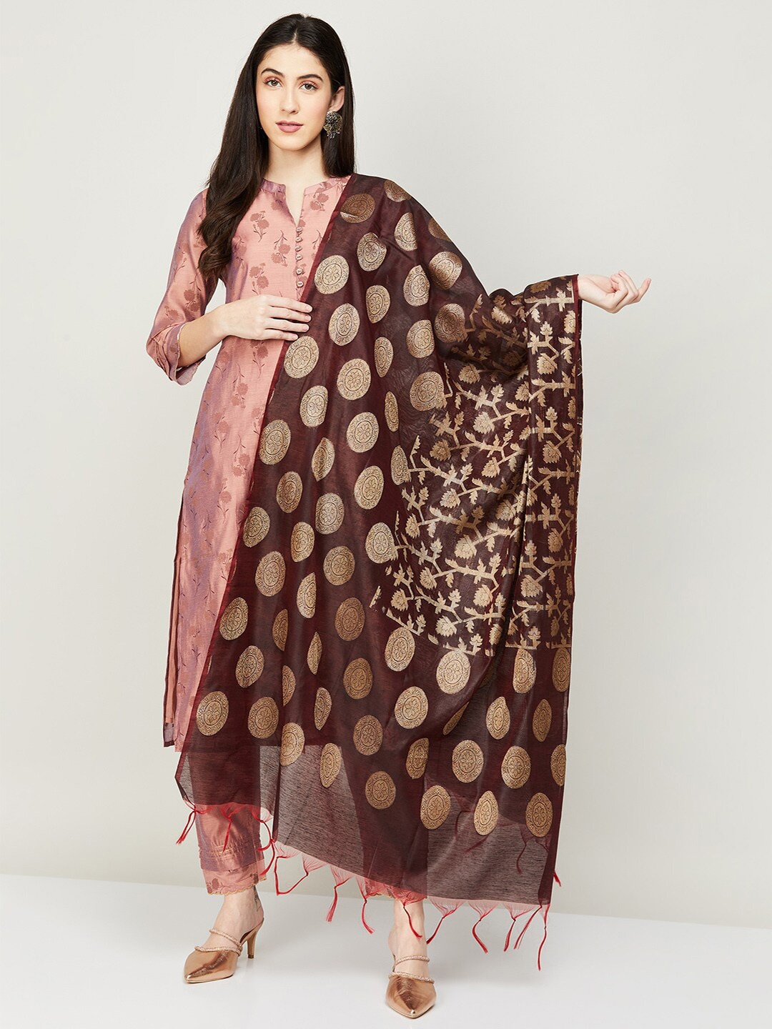 Melange by Lifestyle Red & Gold-Toned Ethnic Motifs Printed Pure Cotton Foil Print Dupatta
Melange by Lifestyle Red & Gold-Toned Ethnic Motifs Printed Pure Cotton Foil Print Dupatta
