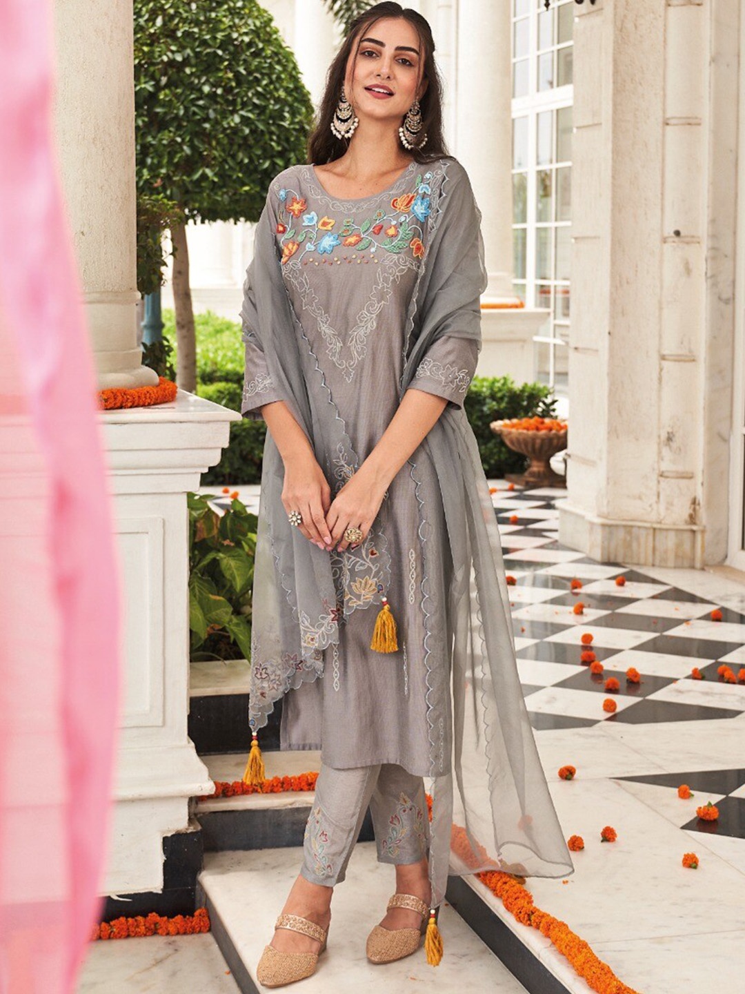 AUTUMN LANE Women Grey Floral Embroidered Thread Work Kurta with Trousers & Dupatta
AUTUMN LANE Women Grey Floral Embroidered Thread Work Kurta with Trousers & Dupatta