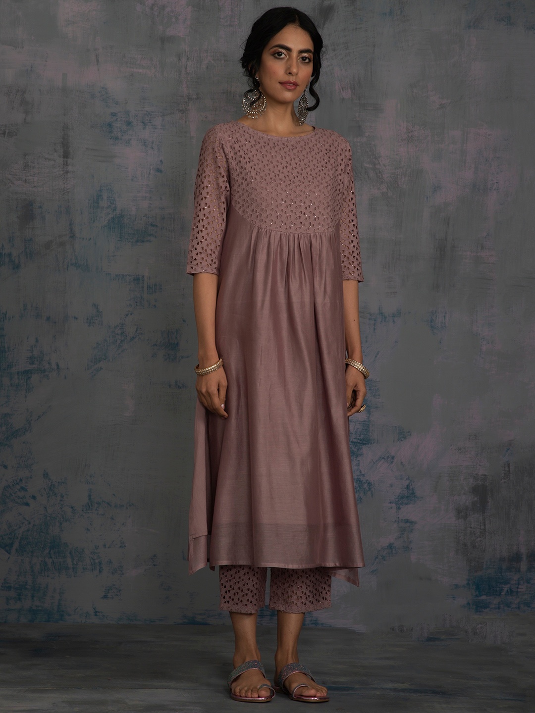 charkhee Women Mauve Self Design Chanderi Silk A-Line Kurta with Trousers & With Dupatta
charkhee Women Mauve Self Design Chanderi Silk A-Line Kurta with Trousers & With Dupatta